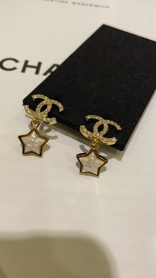 New ChanelNew products today
 24C new gold rhinestone double C star stud earrings

Fully three-dimensional small stars are decorated with full diamonds under double C
Cute and lively on the top