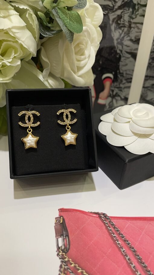 New ChanelNew products today
 24C new gold rhinestone double C star stud earrings

Fully three-dimensional small stars are decorated with full diamonds under double C
Cute and lively on the top - Image 5