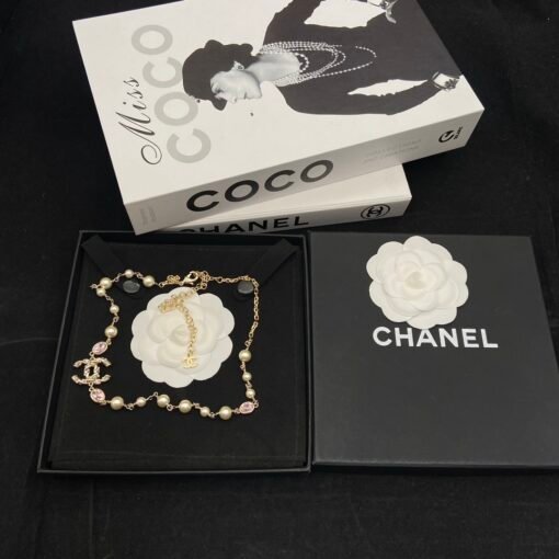8
@Chanel Pink Crystal Double C Pearl Necklace
Wearing beautiful effortlessly