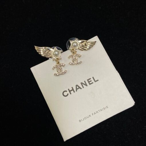 3
@Chanel 24C Golden Rhinestone Double C Star Wings Earrings

Golden small wings on the upper ear just fit the ear shape
Super pleasing and vintage-flavored - Image 5