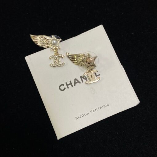3
@Chanel 24C Golden Rhinestone Double C Star Wings Earrings

Golden small wings on the upper ear just fit the ear shape
Super pleasing and vintage-flavored - Image 6