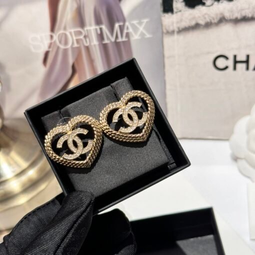 Chanel  24P earring series is here!
Chanel hollowed-woven love earrings
Rhinestone blingbling
It's so beautiful that it's a hot item - 图片 4