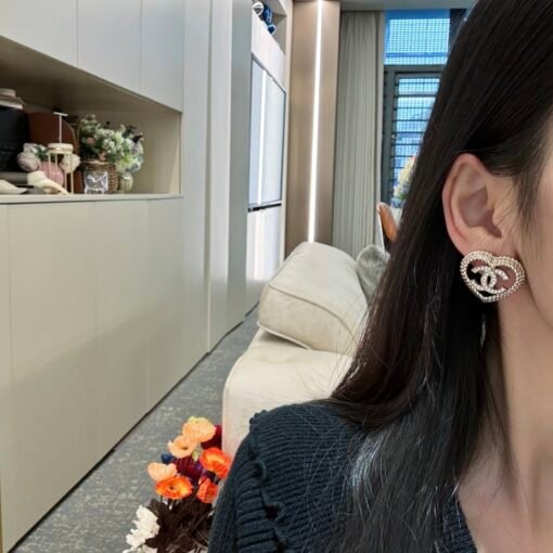 Chanel  24P earring series is here!
Chanel hollowed-woven love earrings
Rhinestone blingbling
It's so beautiful that it's a hot item - 图片 2