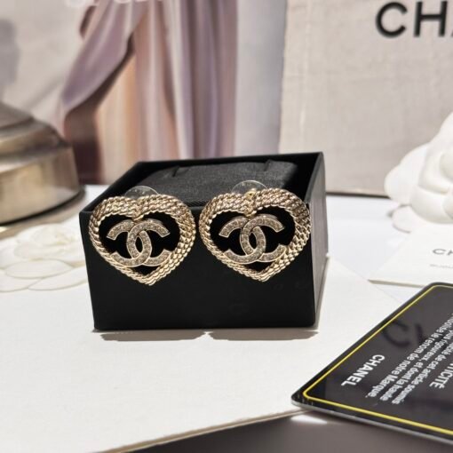 Chanel  24P earring series is here!
Chanel hollowed-woven love earrings
Rhinestone blingbling
It's so beautiful that it's a hot item - 图片 3