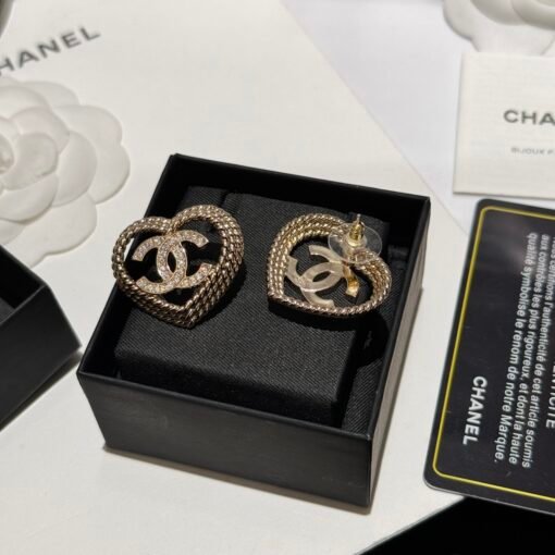 Chanel  24P earring series is here!
Chanel hollowed-woven love earrings
Rhinestone blingbling
It's so beautiful that it's a hot item - 图片 5