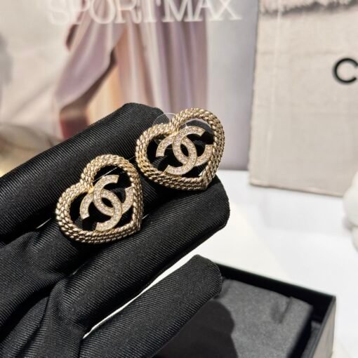 Chanel  24P earring series is here!
Chanel hollowed-woven love earrings
Rhinestone blingbling
It's so beautiful that it's a hot item - 图片 6