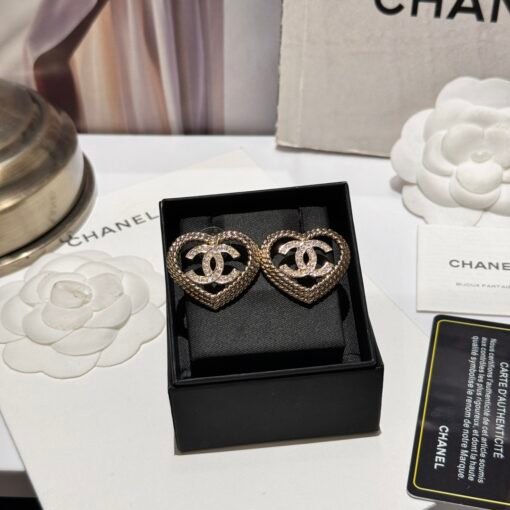 Chanel  24P earring series is here!
Chanel hollowed-woven love earrings
Rhinestone blingbling
It's so beautiful that it's a hot item