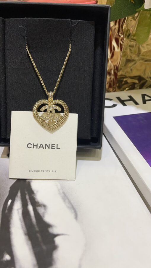 P new light gold full diamond double C hollow woven love necklace

Hollow knitted love full diamond double C is super sweet~
Light golden and gentle, suitable for everyone
At first glance, the temperament of a rich girl with a daughter can be adjusted in length
zp customization Swarlow diamond