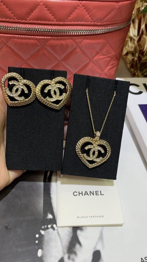 P new light gold full diamond double C hollow woven love necklace

Hollow knitted love full diamond double C is super sweet~
Light golden and gentle, suitable for everyone
At first glance, the temperament of a rich girl with a daughter can be adjusted in length
zp customization Swarlow diamond - Image 5