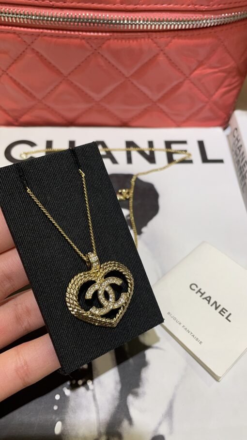 P new light gold full diamond double C hollow woven love necklace

Hollow knitted love full diamond double C is super sweet~
Light golden and gentle, suitable for everyone
At first glance, the temperament of a rich girl with a daughter can be adjusted in length
zp customization Swarlow diamond - Image 2