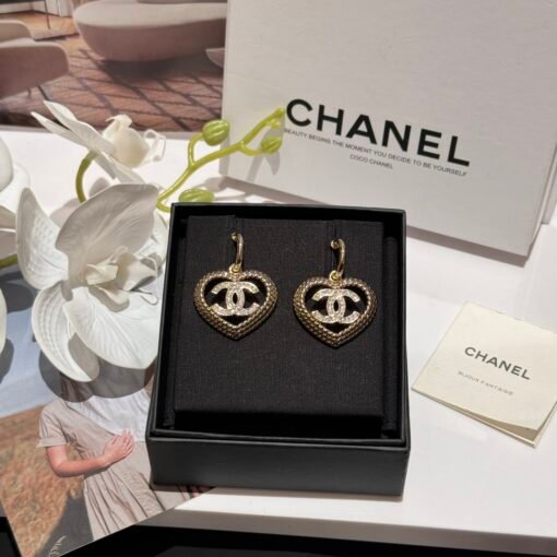 Chanel  24P earring series is here!
Chanel hollow woven love earrings
Earrings