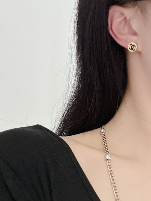 New style sharing
  Small round earrings
At first glance, suitable for stacking
Unit price is not high, showing a gentle temperament
Full fit score