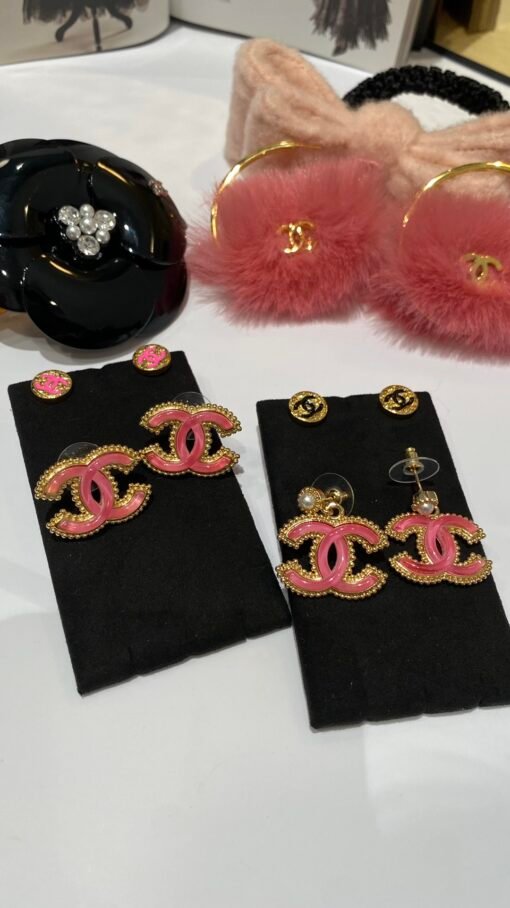 ew style sharing
  Girls' heart pink earrings
Beauty is on the top of the heart
Pink acrylic and gold beads
Reaping a lot of money, Madam is so beautiful!