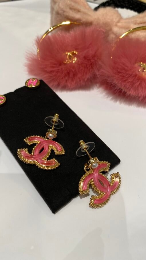 ew style sharing
  Girls' heart pink earrings
Beauty is on the top of the heart
Pink acrylic and gold beads
Reaping a lot of money, Madam is so beautiful! - Image 9