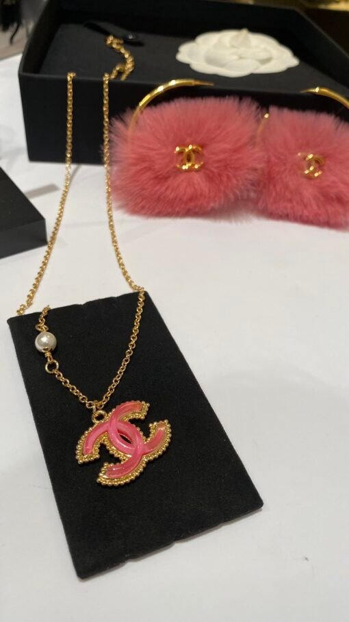 New style sharing】
  Girls' heart pink necklace
Beauty is on the top of the heart
Pink acrylic and gold beads
Reaping a lot of money, Madam is so beautiful! - Image 3