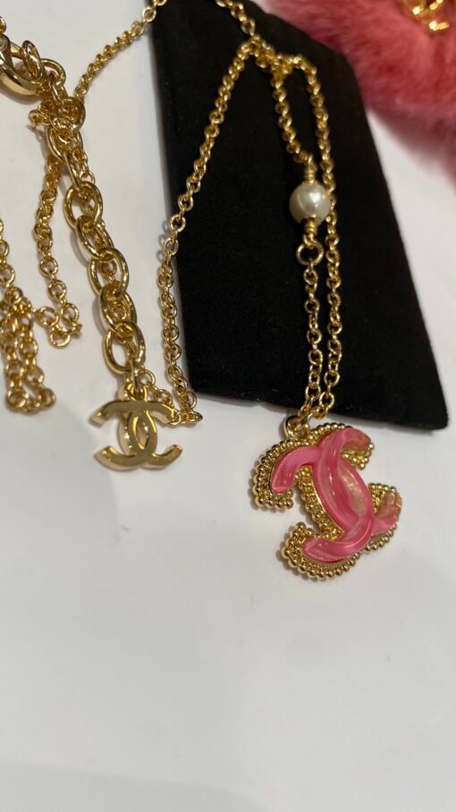 New style sharing】
  Girls' heart pink necklace
Beauty is on the top of the heart
Pink acrylic and gold beads
Reaping a lot of money, Madam is so beautiful! - Image 6