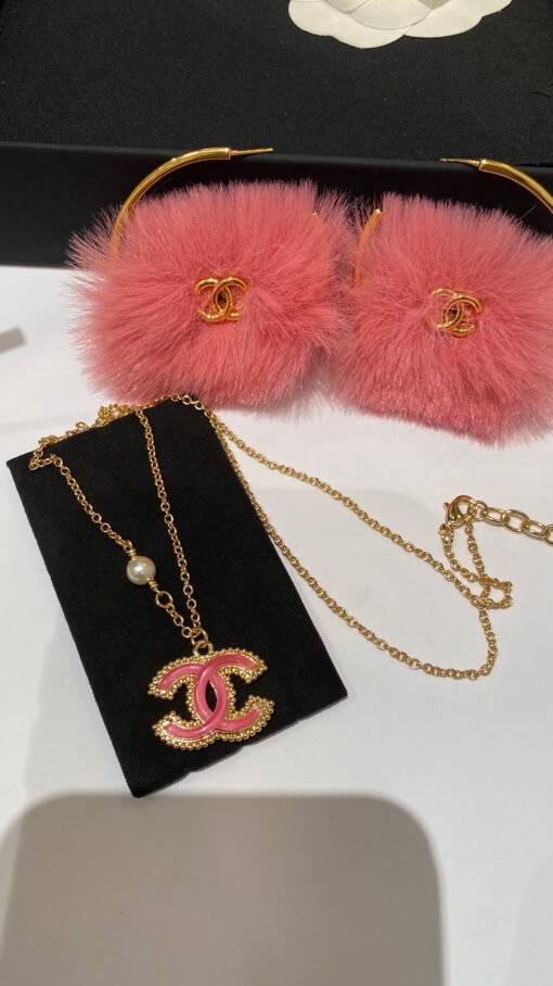 New style sharing】
  Girls' heart pink necklace
Beauty is on the top of the heart
Pink acrylic and gold beads
Reaping a lot of money, Madam is so beautiful!