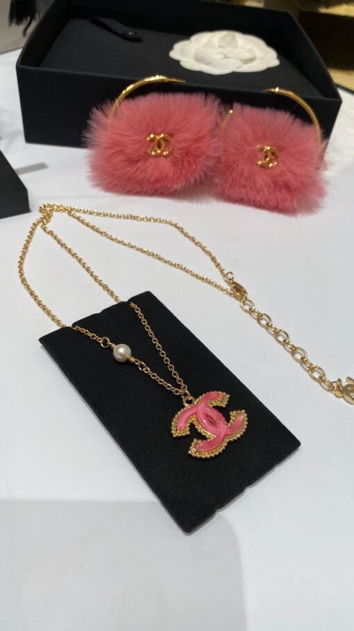 New style sharing】
  Girls' heart pink necklace
Beauty is on the top of the heart
Pink acrylic and gold beads
Reaping a lot of money, Madam is so beautiful! - Image 4