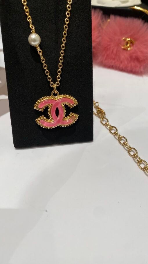 New style sharing】
  Girls' heart pink necklace
Beauty is on the top of the heart
Pink acrylic and gold beads
Reaping a lot of money, Madam is so beautiful! - Image 2