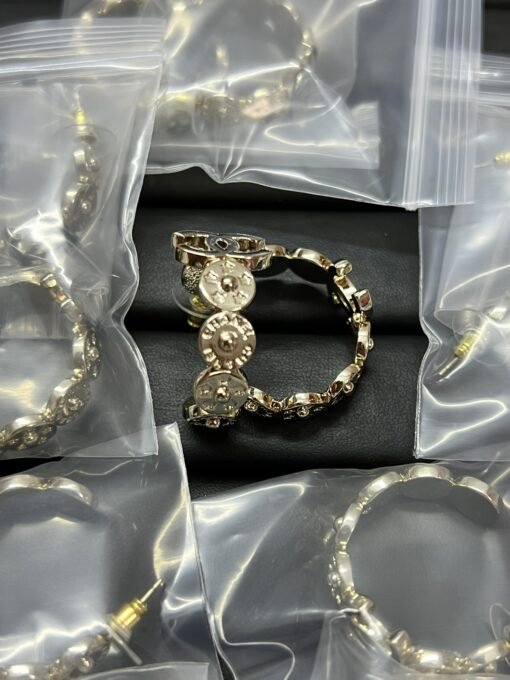 Chanel new double C-spoke round letter earrings