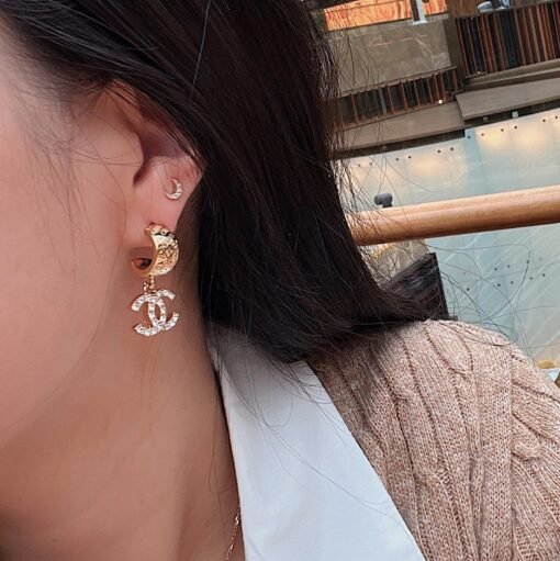 CHANE Chanel 24p new embossed semicircle pendant letter earrings
