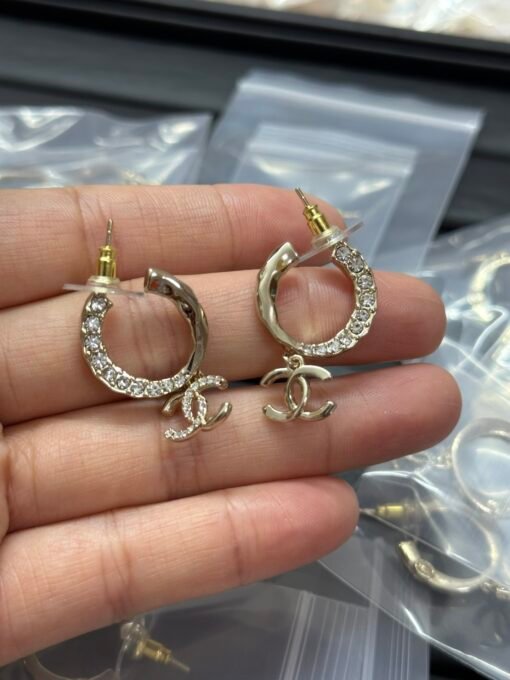 Chanel new half-diamond earrings - Image 2