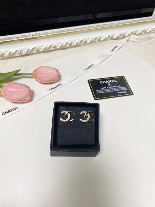 Chanel new style, enamel, black and gold color combination, double C stud earrings, simple
Diameter New Chanelcm - Image 8