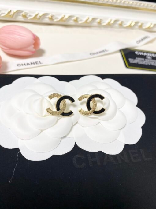 Chanel new style, enamel, black and gold color combination, double C stud earrings, simple
Diameter New Chanelcm - Image 5