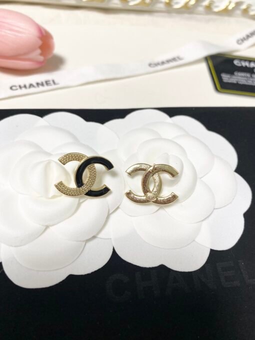 Chanel new style, enamel, black and gold color combination, double C stud earrings, simple
Diameter New Chanelcm - Image 6