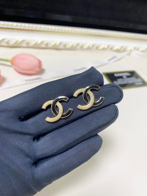 Chanel new style, enamel, black and gold color combination, double C stud earrings, simple
Diameter New Chanelcm - Image 3