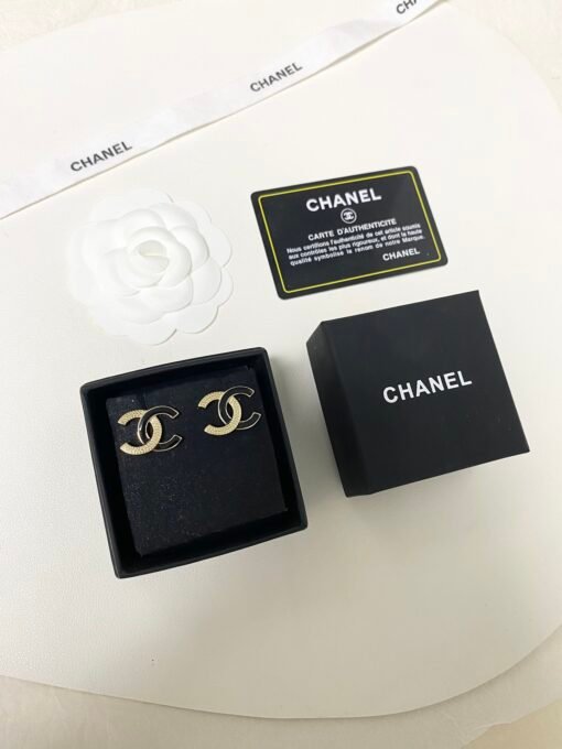 Chanel new style, enamel, black and gold color combination, double C stud earrings, simple
Diameter New Chanelcm - Image 7