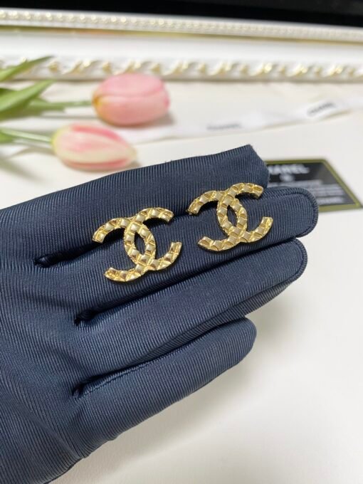 Chanel new style diamond pattern double C stud earrings
Dimensions: Width 2, Height 1.6㎝ - Image 2