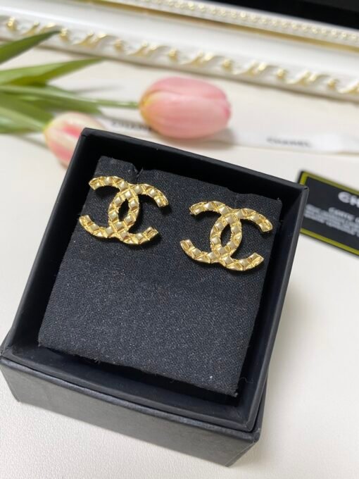Chanel new style diamond pattern double C stud earrings
Dimensions: Width 2, Height 1.6㎝