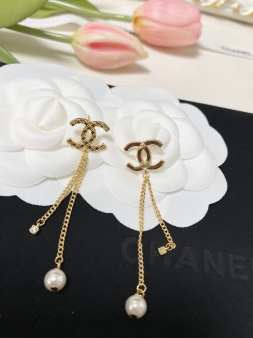 Chanel new style diamond-shaped double C long chain earrings
Dimensions: 1.6 width, 6.㎝ - Image 3
