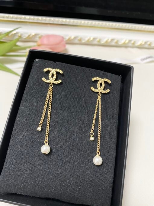 Chanel new style diamond-shaped double C long chain earrings
Dimensions: 1.6 width, 6.㎝