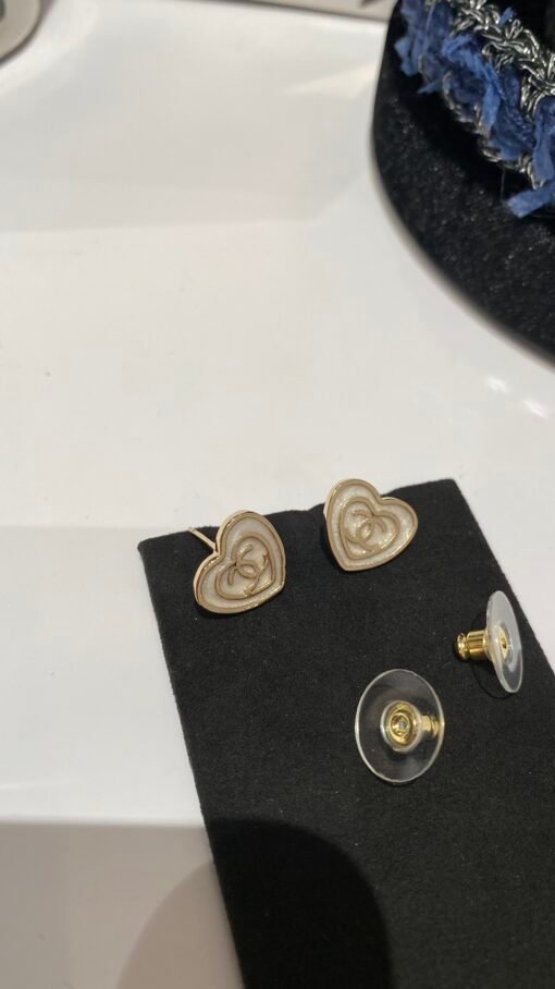 New style sharing
@ Little Love Enamel Earrings
A whole gentle and elegant look
The size is just right, very recommended for daily life - Image 5