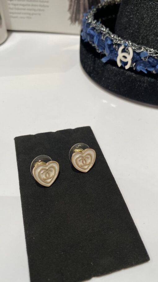 New style sharing
@ Little Love Enamel Earrings
A whole gentle and elegant look
The size is just right, very recommended for daily life - Image 2