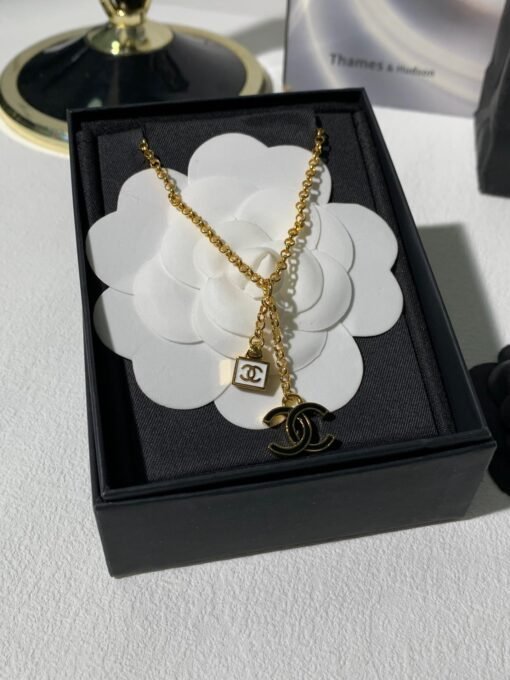 New style sharing】
  Jewelry Square Oil Drop Double C Necklace
High-end casual and daily product recommendations
Worth entering, really a surprise stitching - Image 2