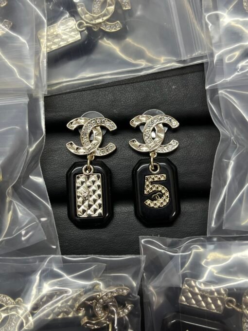 Chanel new diamond double C rhinestone spliced ​​black resin bag 5-character asymmetric earrings
