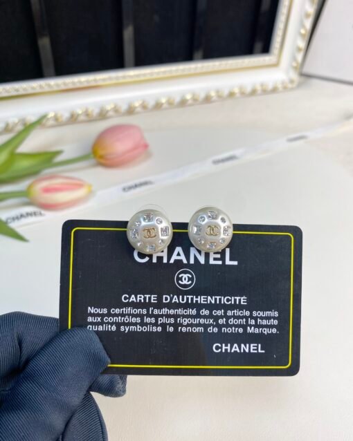 Chanel new style high-end full diamond pearl round earrings
Elegant Hepburn style, temperament and socialite style - Image 6