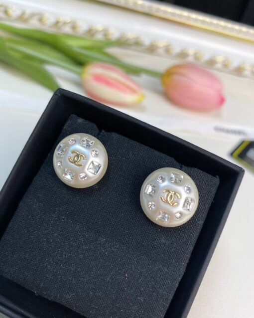 Chanel new style high-end full diamond pearl round earrings
Elegant Hepburn style, temperament and socialite style - Image 2