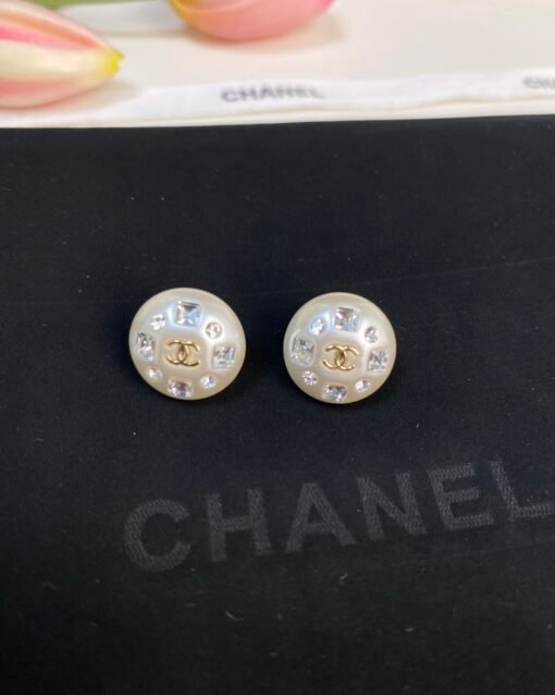 Chanel new style high-end full diamond pearl round earrings
Elegant Hepburn style, temperament and socialite style - Image 5