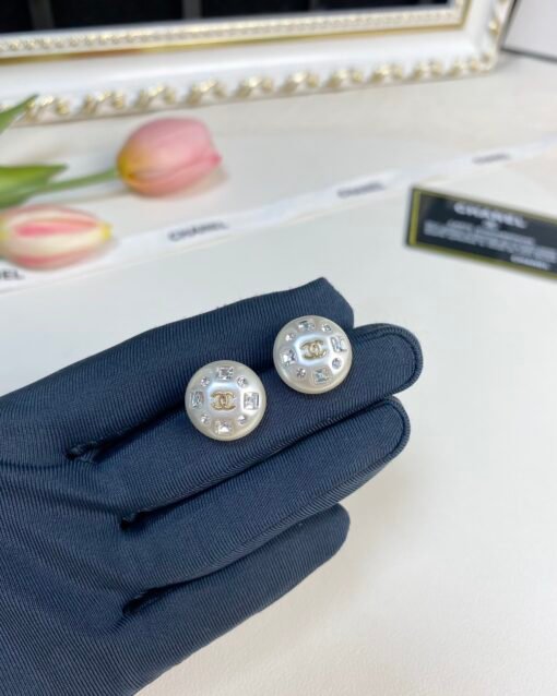 Chanel new style high-end full diamond pearl round earrings
Elegant Hepburn style, temperament and socialite style - Image 3