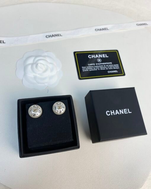 Chanel new style high-end full diamond pearl round earrings
Elegant Hepburn style, temperament and socialite style - Image 9