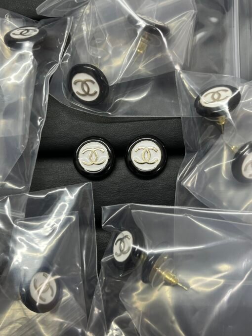 Chanel new round black and white color-blocking earrings