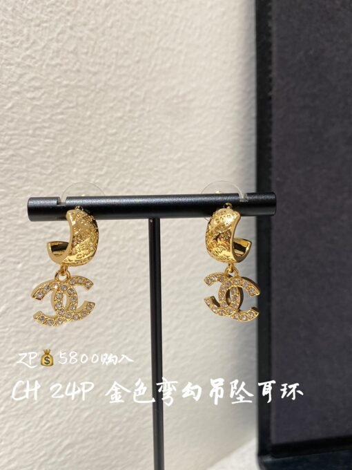 24P Gold Letter Curved Earrings
Purchase of ZP5828