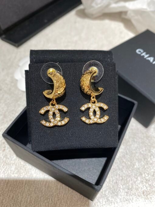 24P Gold Letter Curved Earrings
Purchase of ZP5828 - Image 2