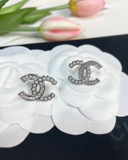 Chanel new style silver diamond-set pearl C letters earrings - Image 3