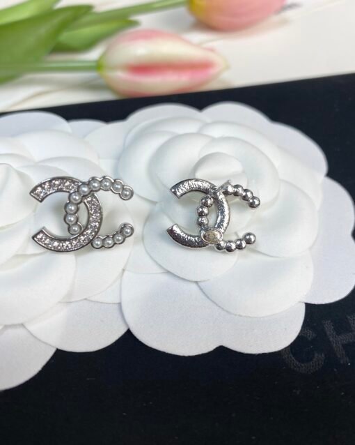 Chanel new style silver diamond-set pearl C letters earrings - Image 4
