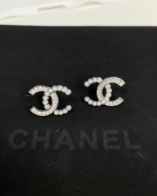 Chanel new style silver diamond-set pearl C letters earrings - Image 2